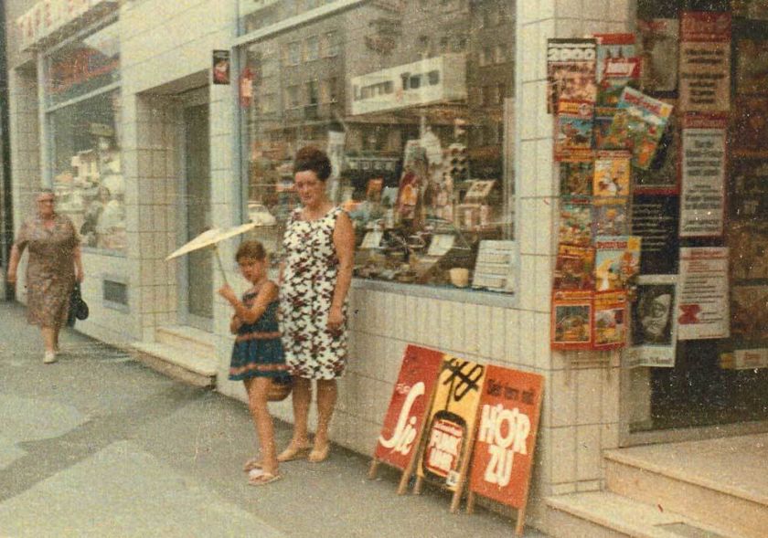Mein Stammkiosk in Wuppertal-Oberbarmen, geführt von den Eheleuten Koziol. Das Foto ist im Sommer 1969 entstanden sein, zwei Jahre vor meiner ersten Begegnung mit PERRY. Ein PERRY-Heft - wohl der Sammelband 2 - sieht man übrigens im Aushang, zum Teil verdeckt von einem BUSSI BÄR. Ebenso auf die Bild meine beste Freundin Manuela mit ihrer Mutter.